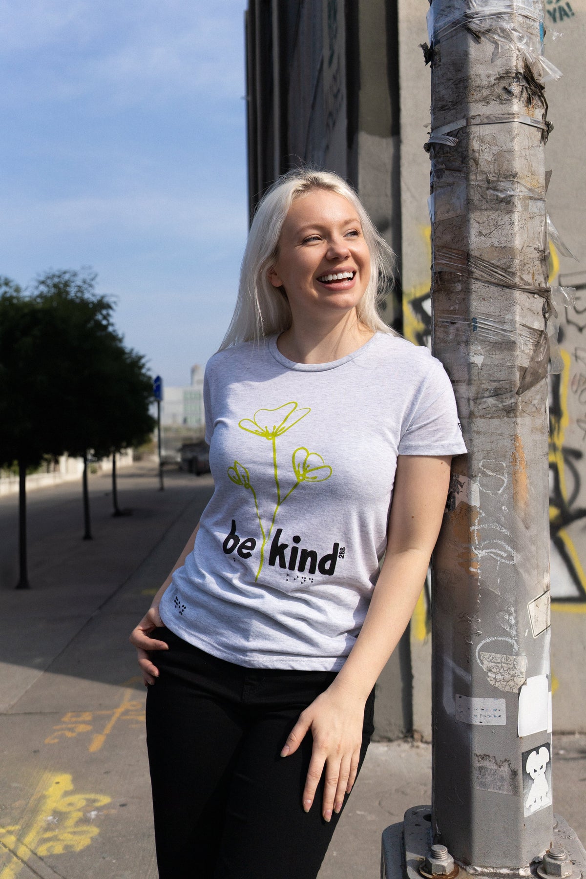 Two Blind Brothers - Womens Women's "Be Kind" Graphic Tee Grey